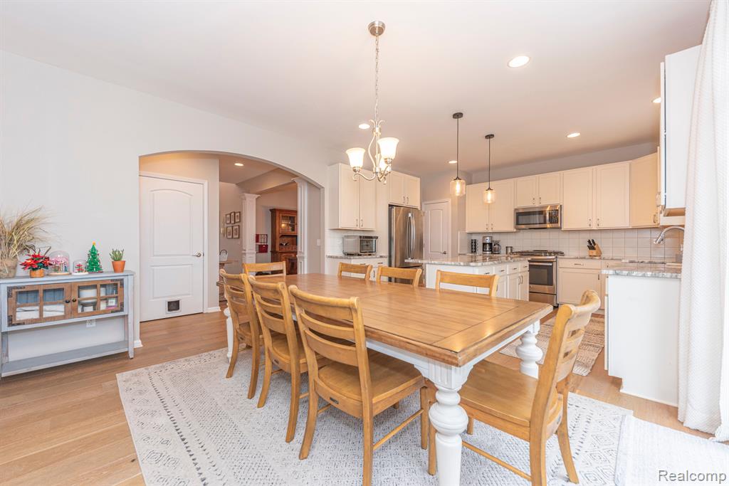 806 LAKE WOODS Drive, Canton, MI 48188 — Photo 22