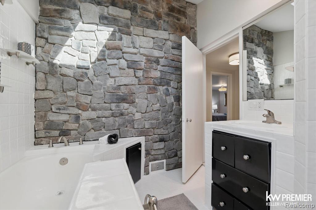 6015 Rowley Boulevard, Waterford, MI — Photo 24