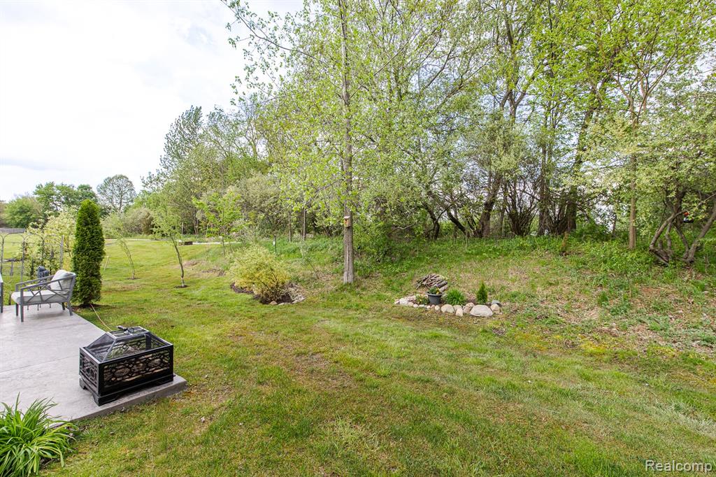 7466 Village Court, Davisburg, MI 48350 — Photo 36