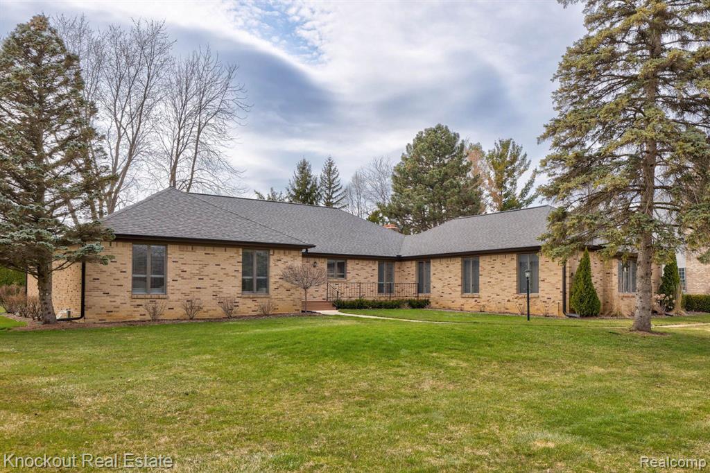9350 OAKMONT Drive, Grand Blanc, MI 48439 — Photo 2