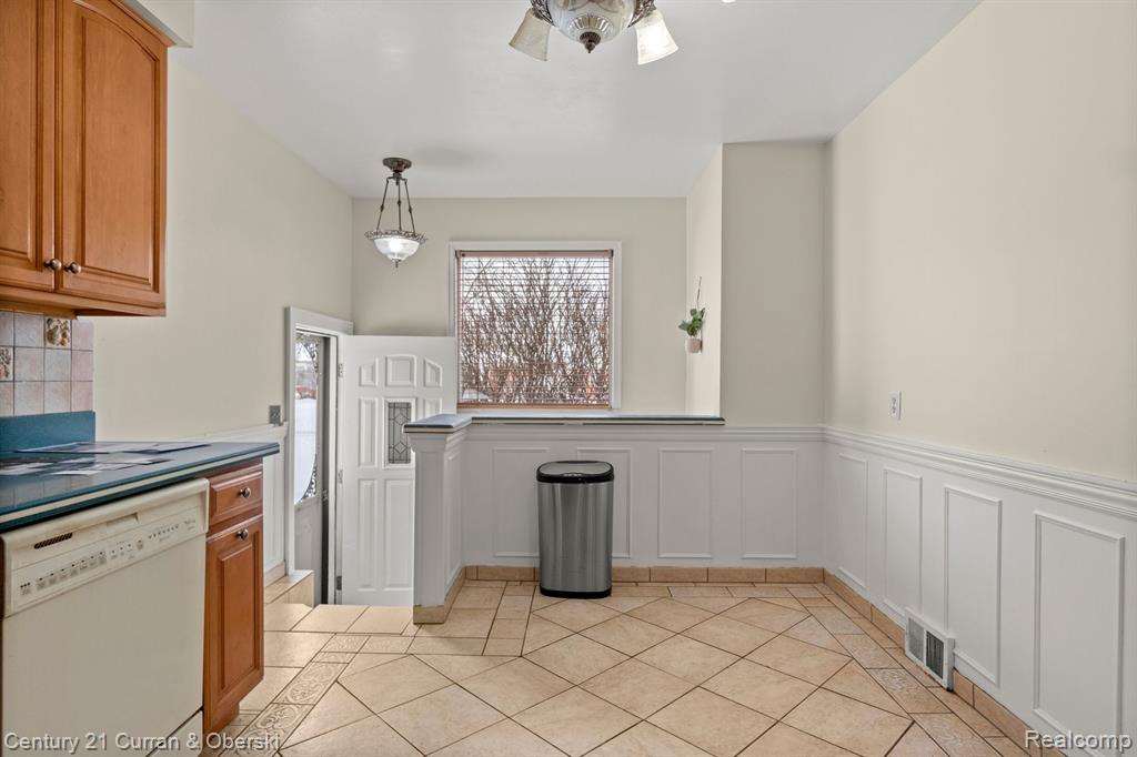 8054 ROBINDALE Avenue, Dearborn Heights, MI 48127 — Photo 13