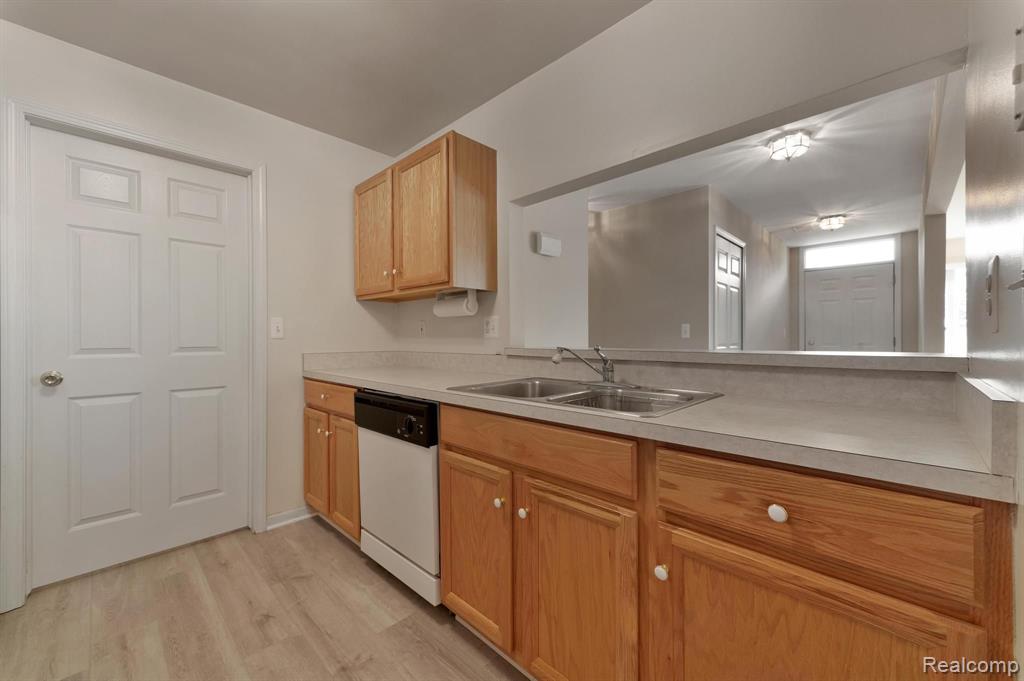 46254 CAVALIER Drive, Macomb, MI 48044 — Photo 14