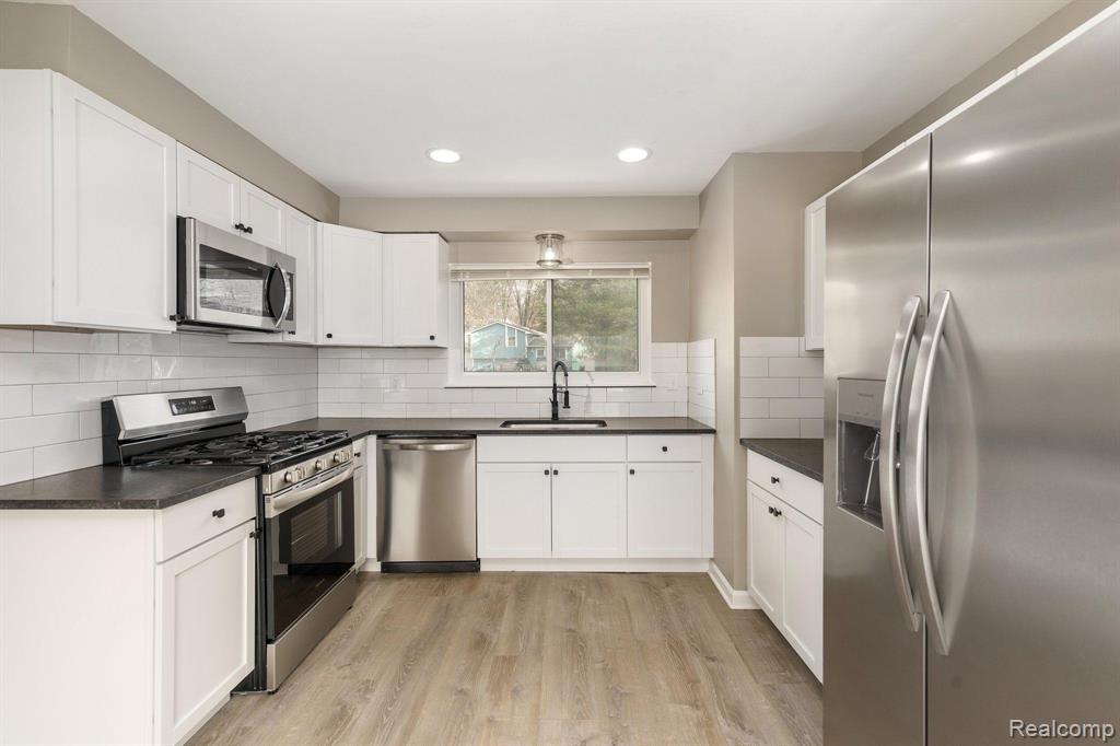 411 BUNNY RUN Boulevard, Lake Orion, MI 48362 — Photo 4