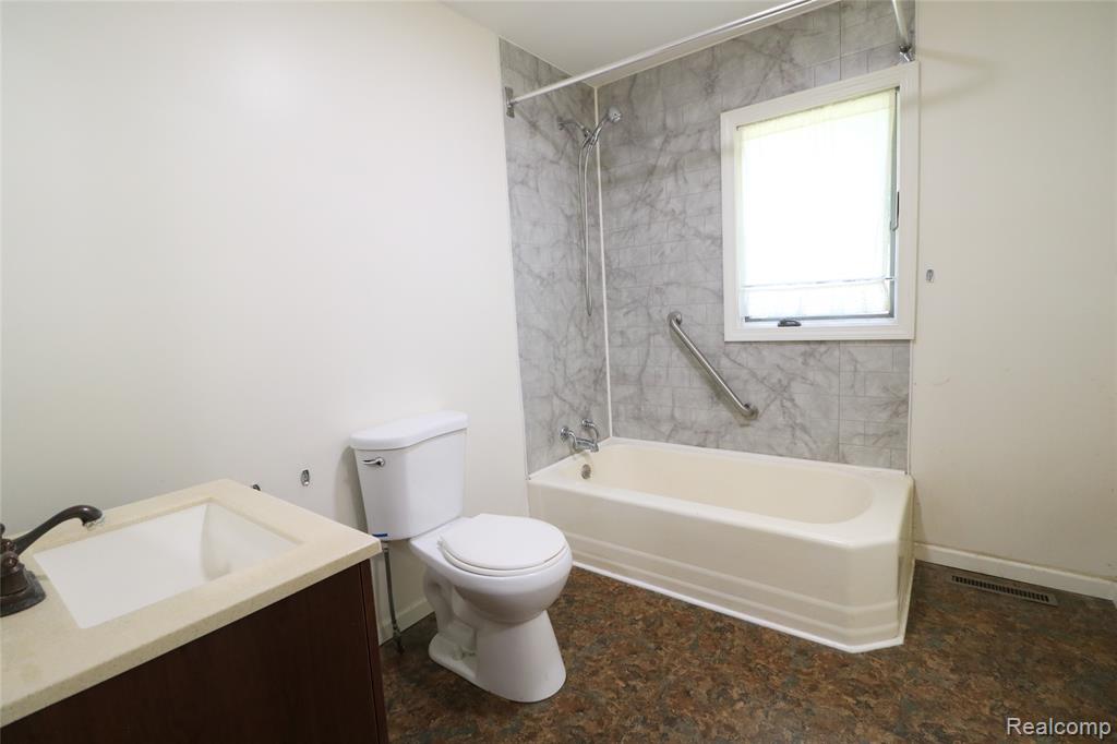 802 W Oak Street, Vassar, MI 48768 — Photo 14