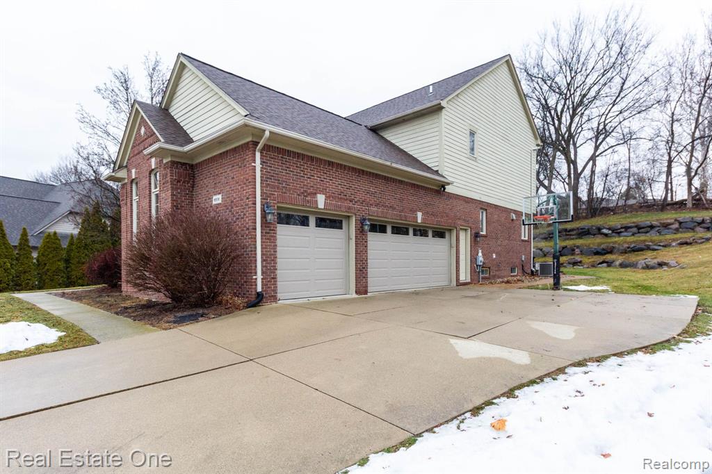 6536 Chatham Circle, Rochester Hills, MI 48306 — Photo 57