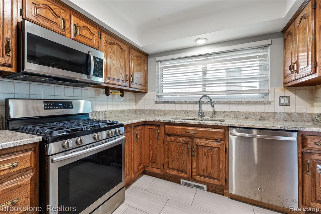 6921 Robindale Avenue, Dearborn Heights, MI 48127 — Photo 14