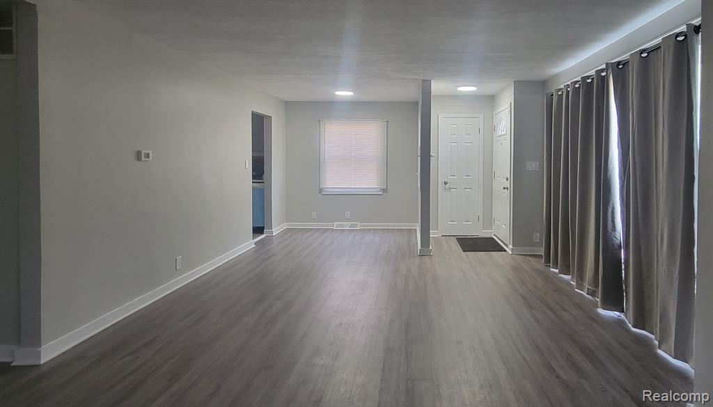 568 E DALLAS Avenue, Madison Heights, MI 48071 — Photo 6