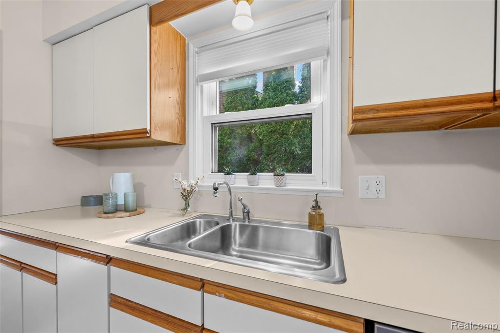 408 Orchard View Drive, Royal Oak, MI 48073 — Photo 14