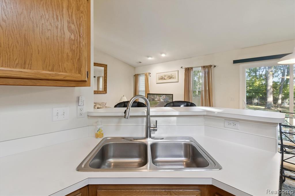 6541 Pembrook Drive, Westland, MI — Photo 9