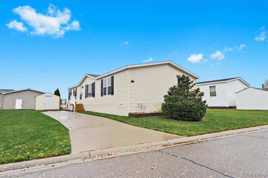 11198 SHADY GROVE, South Lyon, MI 48178 — Photo 2