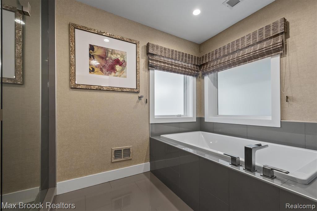 7400 Parkstone Lane, Bloomfield Hills, MI 48301 — Photo 43