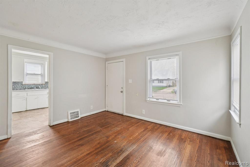 19717 Kenosha Street, Harper Woods, MI 48225 — Photo 10