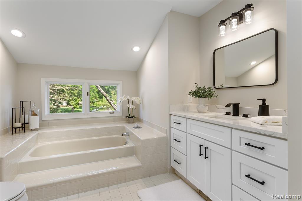 6890 Duchess Court, Troy, MI 48098 — Photo 33
