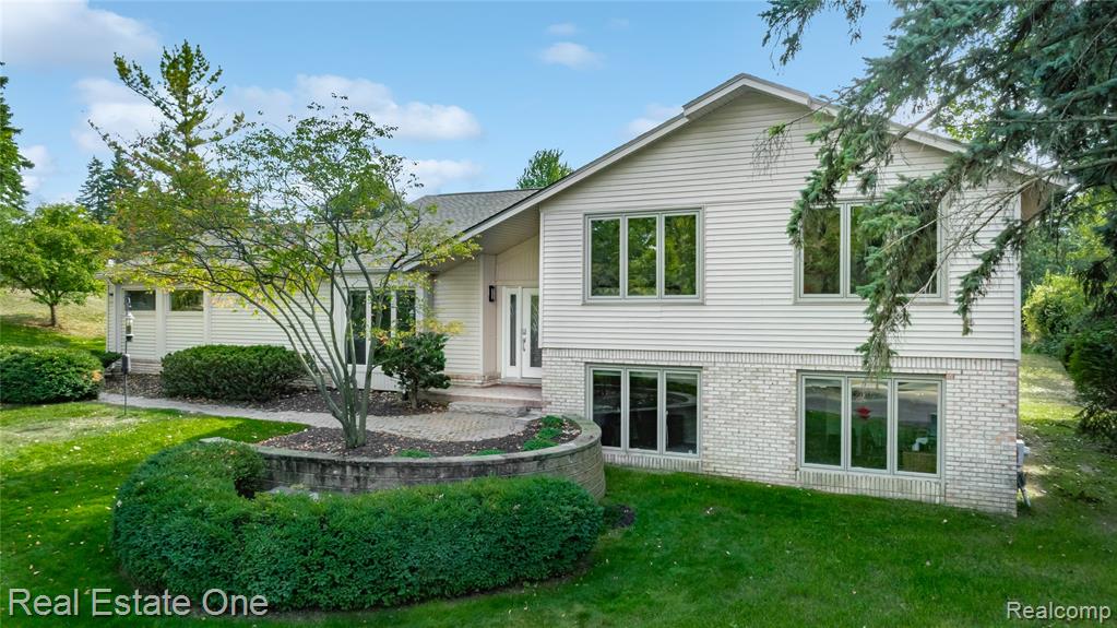 4261 Lakeridge Court, Bloomfield Hills, MI 48302 — front exterior