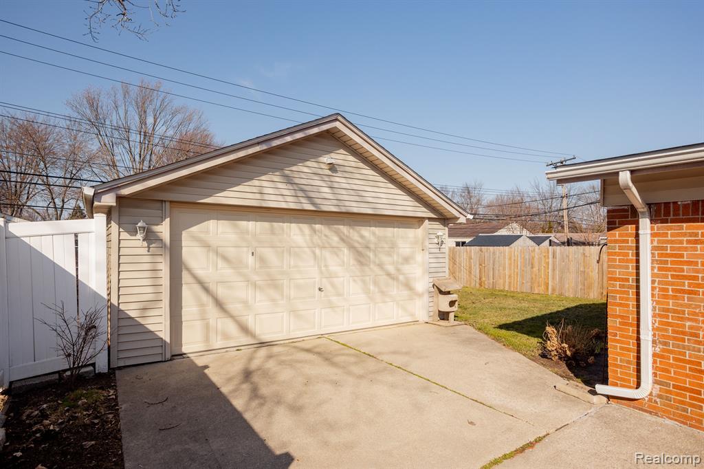 1629 E DULONG Avenue N, Madison Heights, MI 48071 — Photo 39