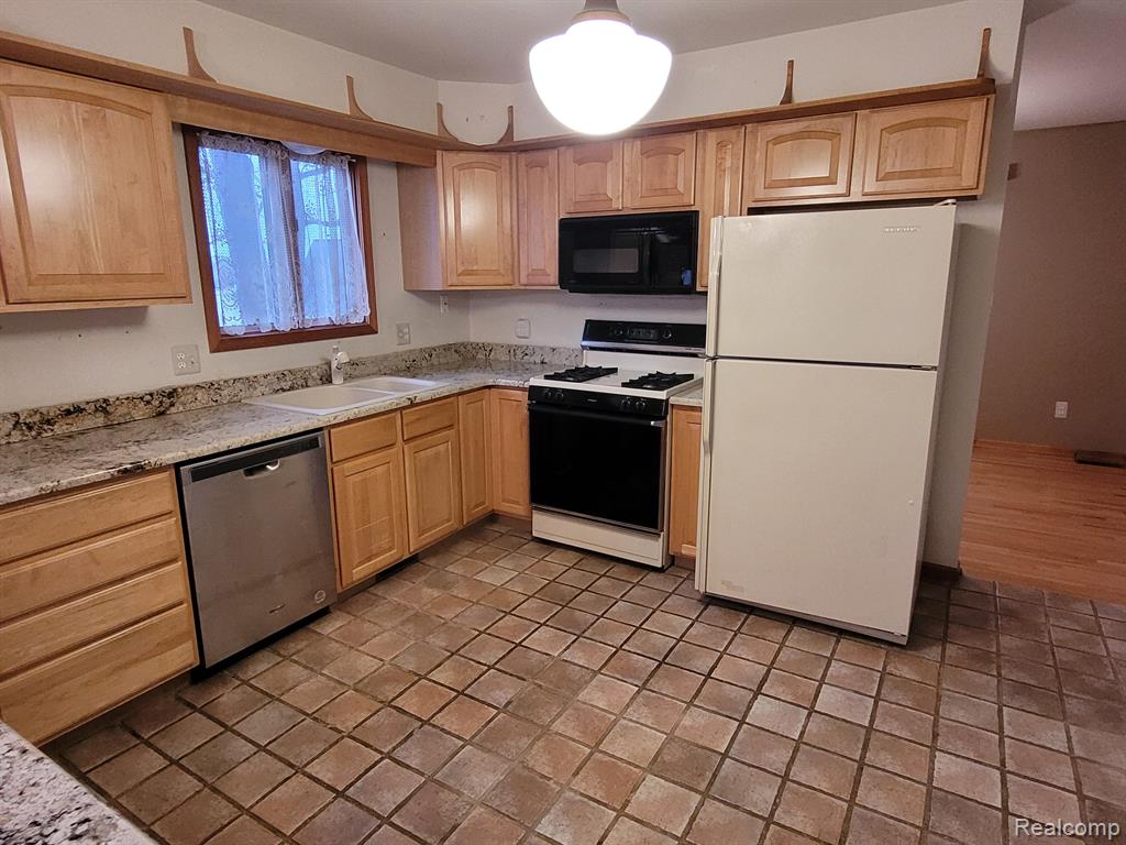 1311 YORKSHIRE Court, Saline, MI 48176 — Photo 7