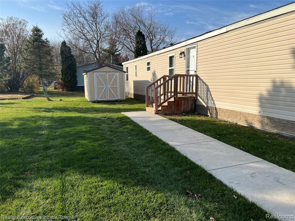 4101 Mapleview Court E, Brown, MI 48428 — Photo 4
