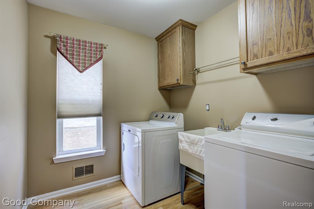 423 CEDAR Street, Wyandotte, MI 48192 — Photo 25
