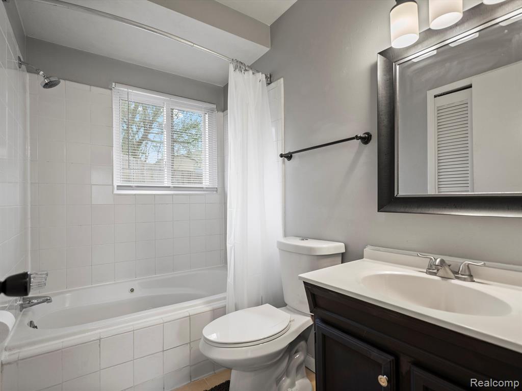 806 HARRY PAUL Drive, Lake Orion, MI 48362 — Photo 18