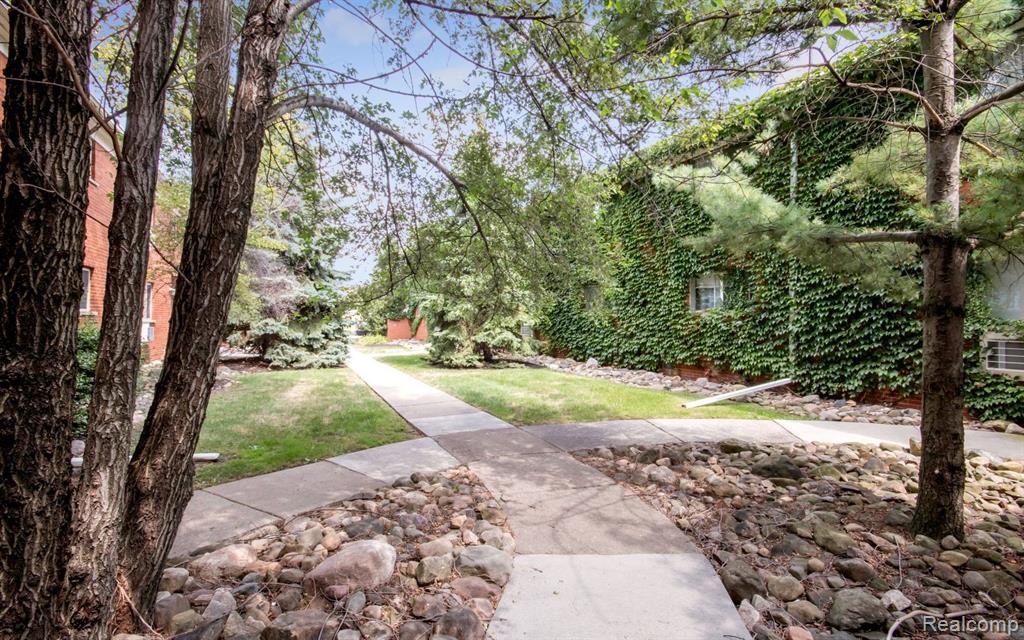 649 W Maple Road, Clawson, MI — Photo 17