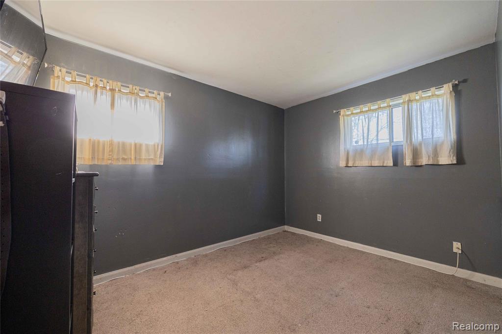 23300 N Brookside Drive, Dearborn Heights, MI 48125 — Photo 18