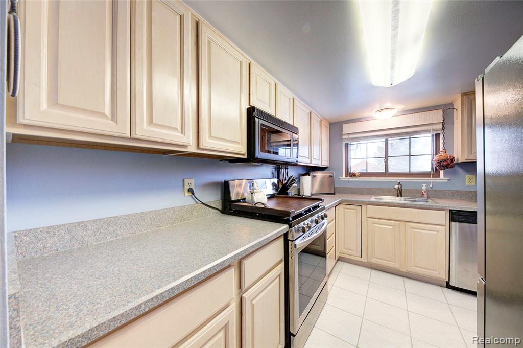 9870 Cambridge Court, 121-2, South Lyon, MI 48178 — Photo 11
