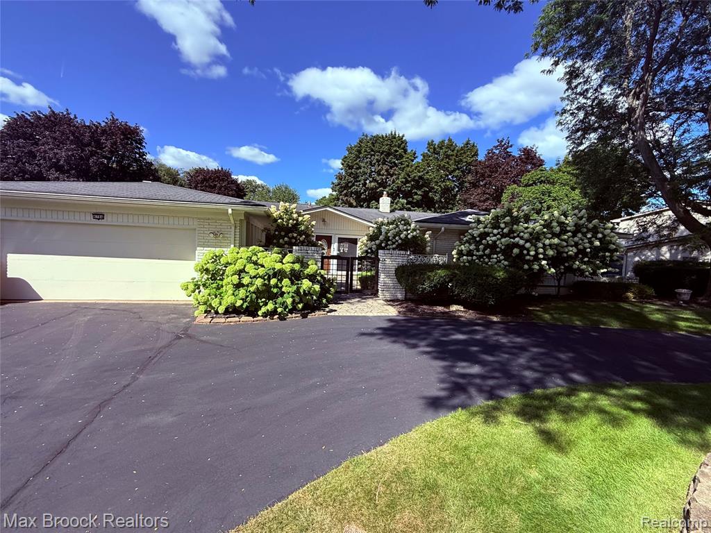 4784 S VALLEYVIEW Road, West Bloomfield, MI 48323 — Photo 19