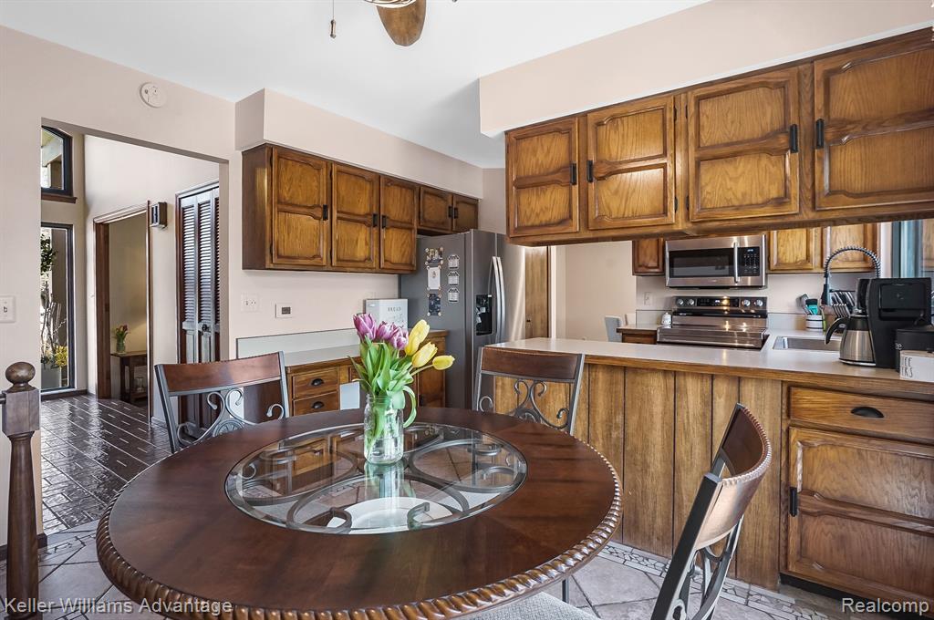 5105 Beachwood Court, Commerce Twp, MI 48382 — Photo 15