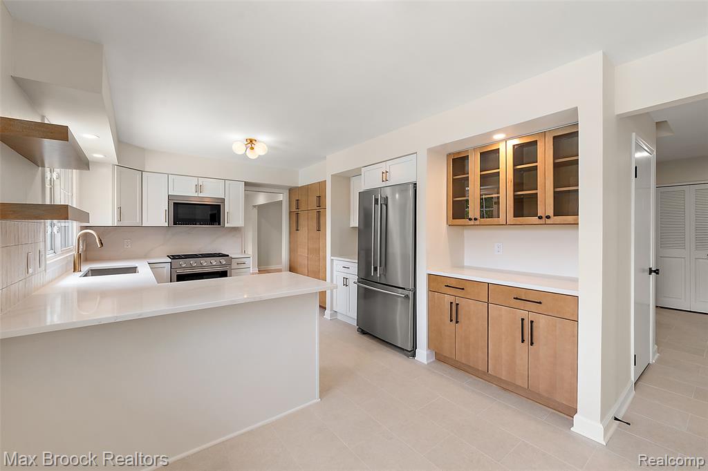 4525 Valleyview Drive, West Bloomfield, MI 48323 — Photo 8