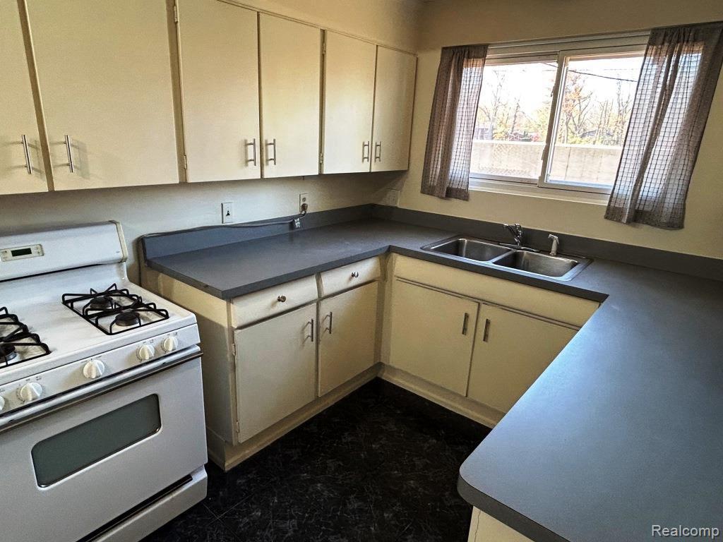 6660 W DARTMOOR Road, West Bloomfield, MI — Photo 10