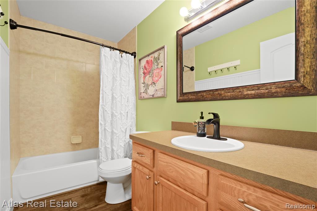 4028 Grand Oaks Court, Burton, MI 48519 — Photo 32