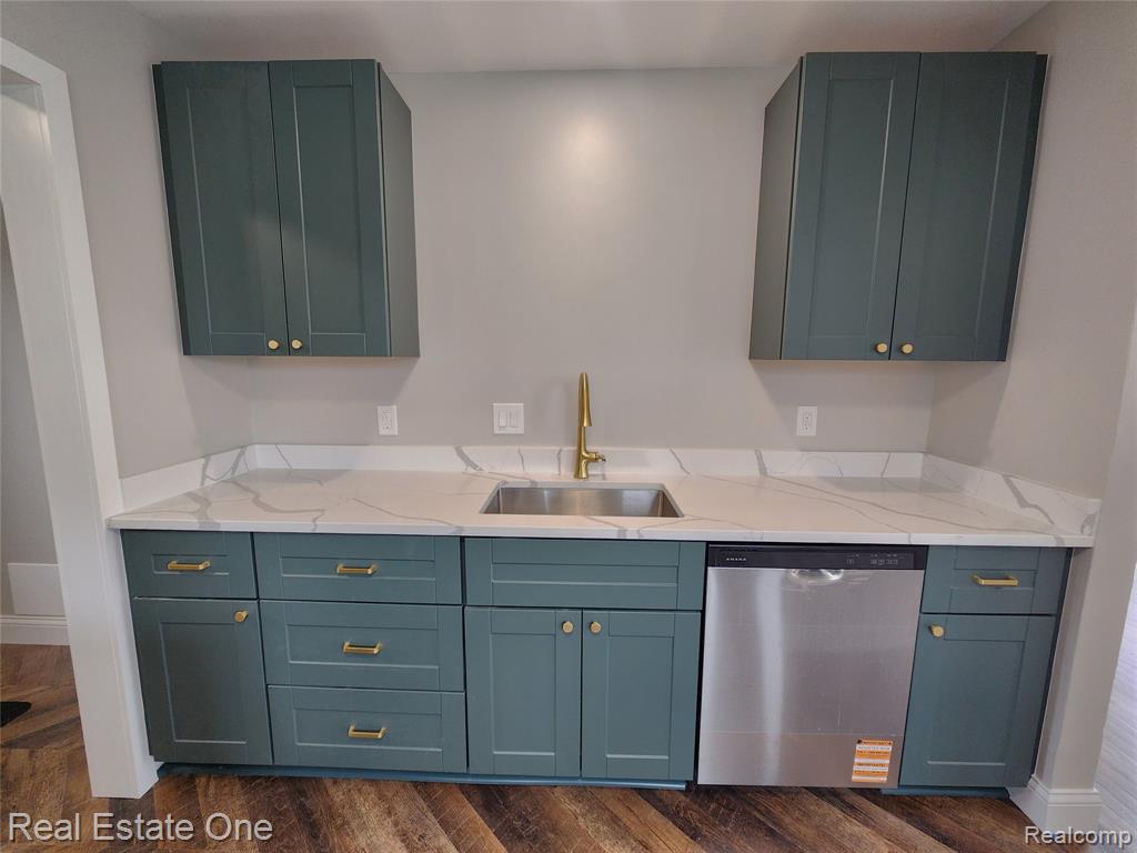 628 E JARVIS Avenue, Hazel Park, MI 48030 — Photo 5