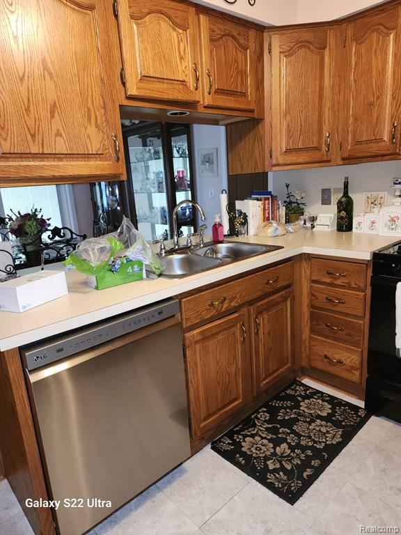 2340 Pineview Court, Flushing, MI 48433 — Photo 11