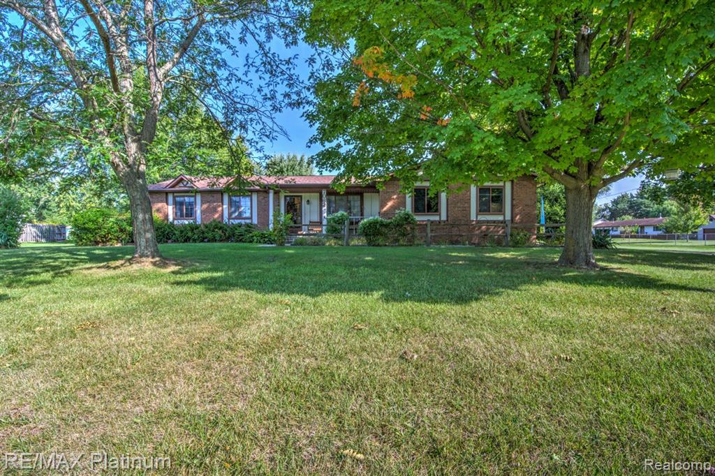 7062 South Fork Drive, Swartz Creek, MI 48473 — front exterior