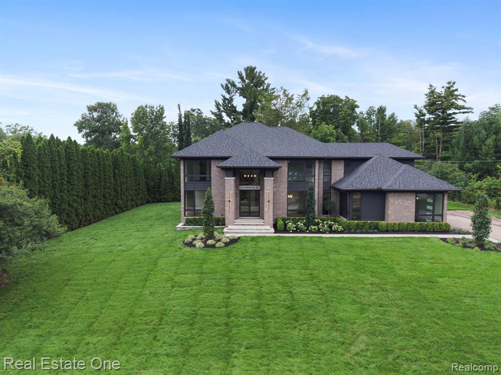 933 Robinhood Road, Bloomfield Hills, MI 48304