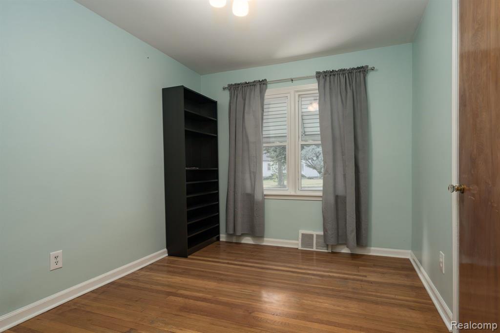 569 Chippewa Street, Mount Clemens, MI 48043 — Photo 18
