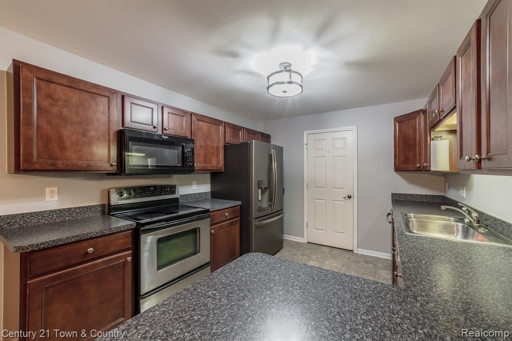 1032 SHIAWASSEE Circle, Howell, MI 48843 — Photo 32