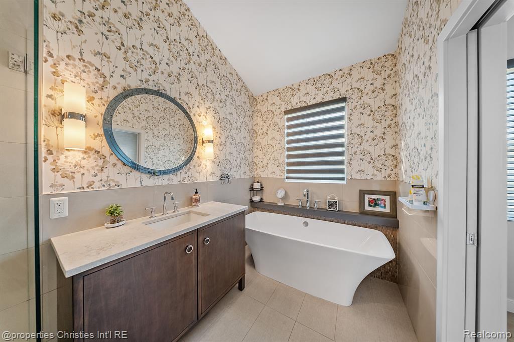 963 SANDALWOOD Drive, Troy, MI 48085 — Photo 11