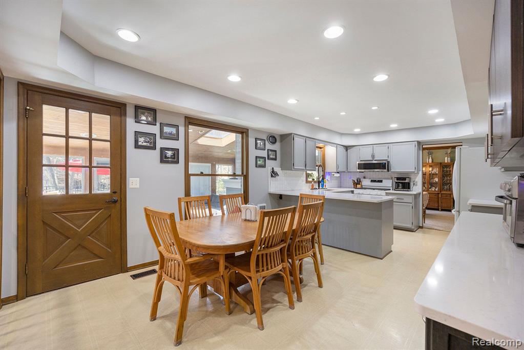 779 MEDINAH Drive, Rochester Hills, MI 48309 — Photo 17