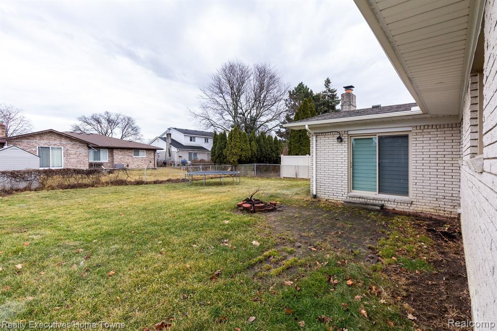 39654 EDGEMONT Drive, Sterling Heights, MI 48310 — Photo 37