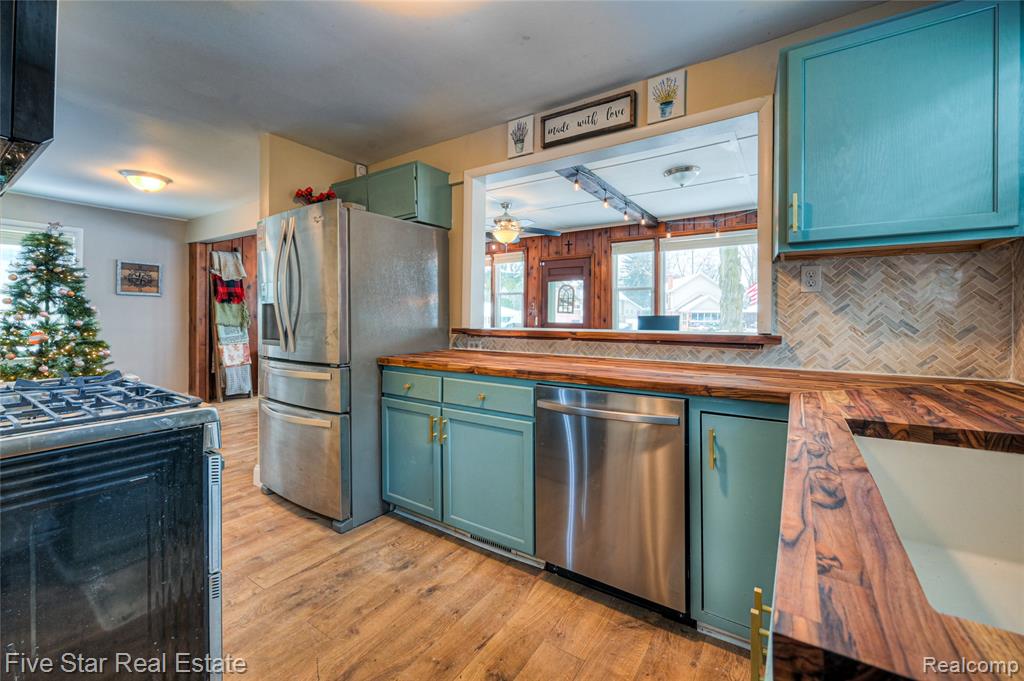 8421 Lagoon Street, Commerce Twp, MI 48382 — Photo 17