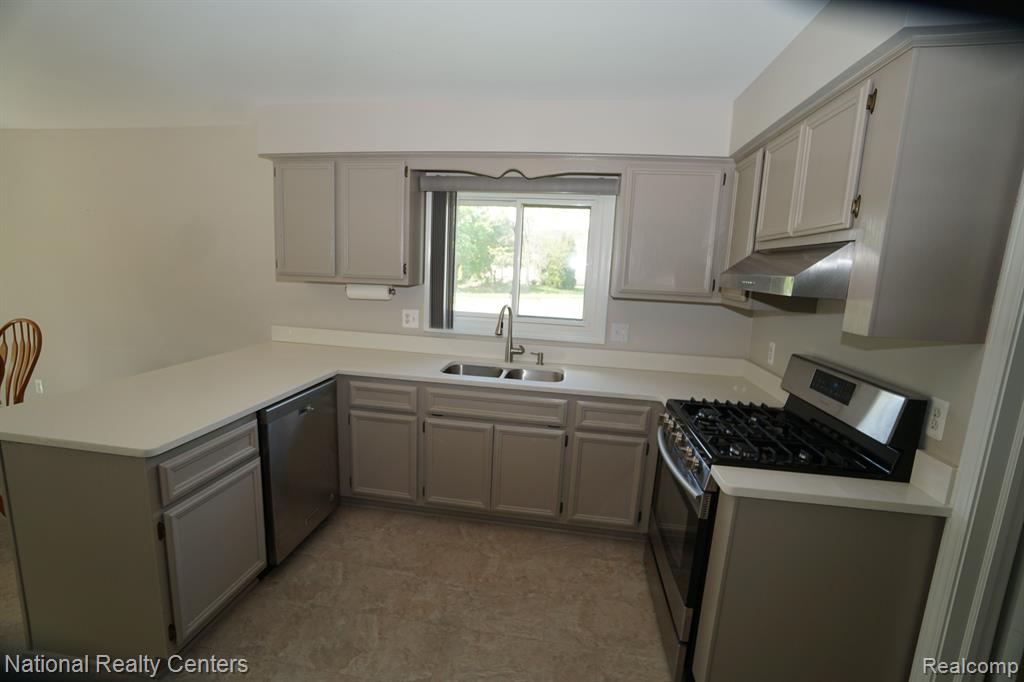 441 SANDALWOOD Drive, Rochester Hills, MI 48307 — Photo 11