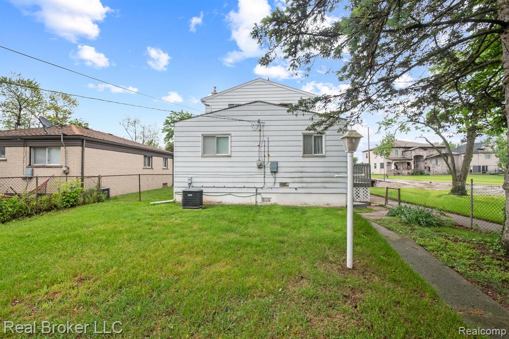 6107 WHITEFIELD Street, Dearborn Heights, MI 48127 — Photo 15