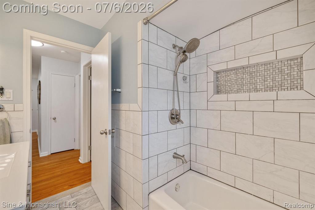 977 ROSLYN Road, Grosse Pointe Woods, MI 48236 — Photo 18