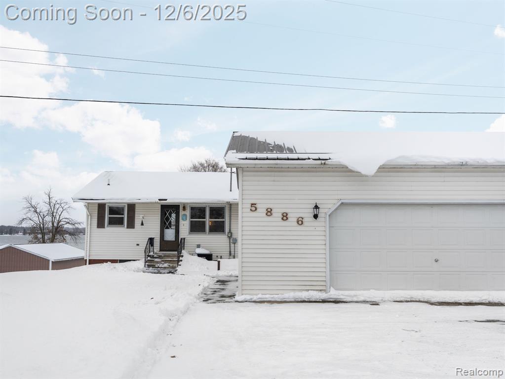 5886 S Green Avenue, Fremont, MI 49412 — front exterior