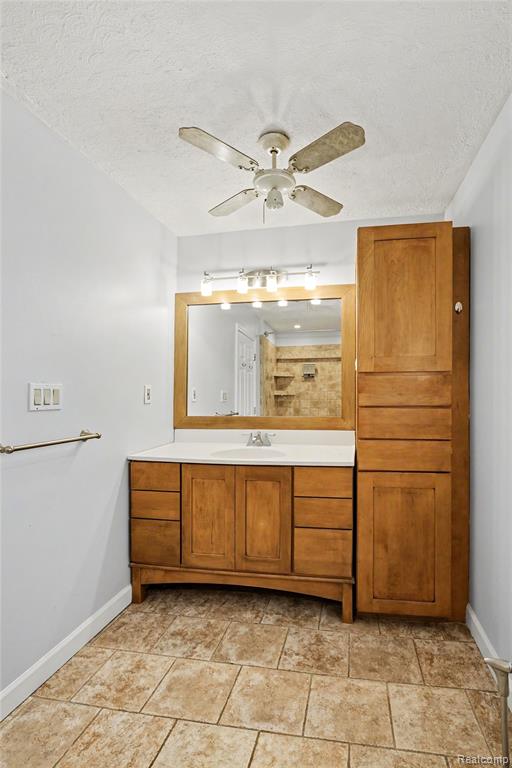 8390 Peninsular Drive, Fenton, MI 48430 — Photo 21