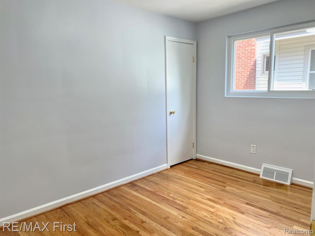 552 LAPRAIRIE Street, Ferndale, MI 48220 — Photo 8