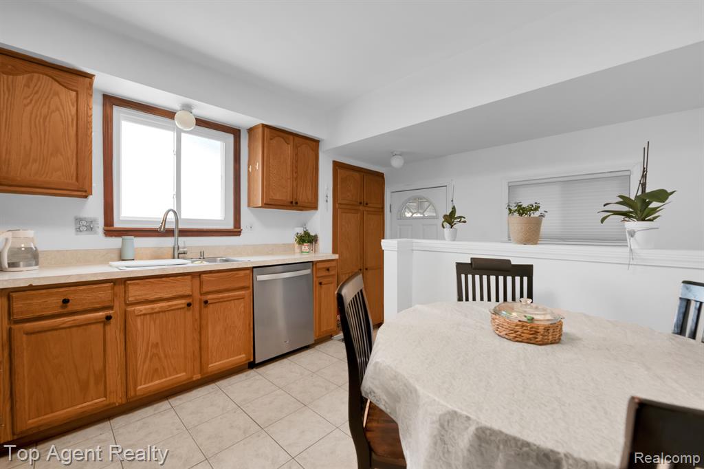 545 SONIA Avenue, Madison Heights, MI 48071 — Photo 8