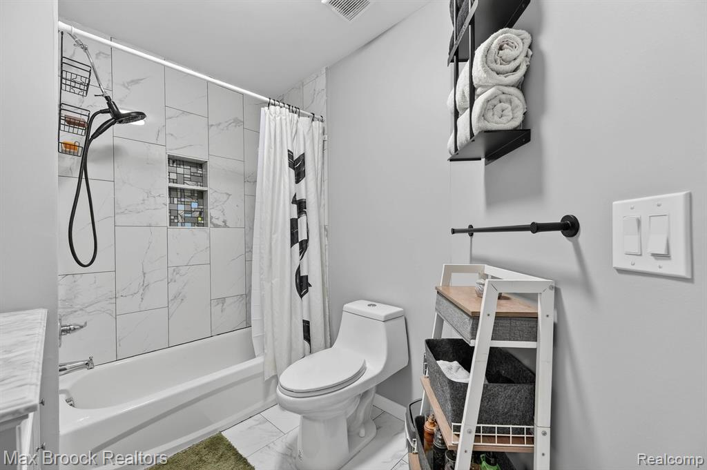 21631 Tulane Avenue, Farmington, MI 48336 — Photo 23