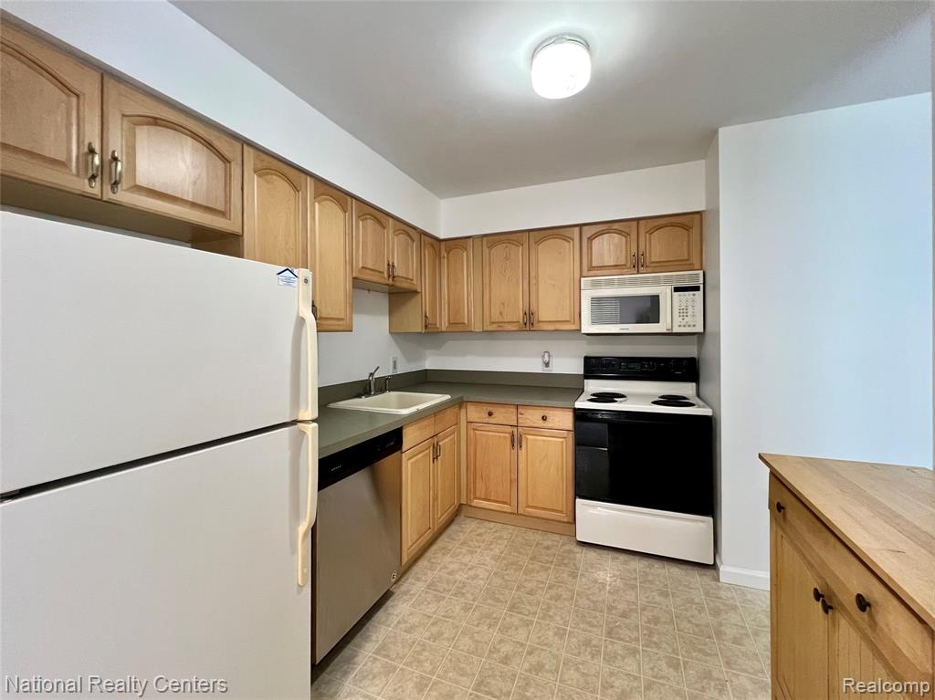 33911 Pondview Circle, Livonia, MI 48152 — Photo 11